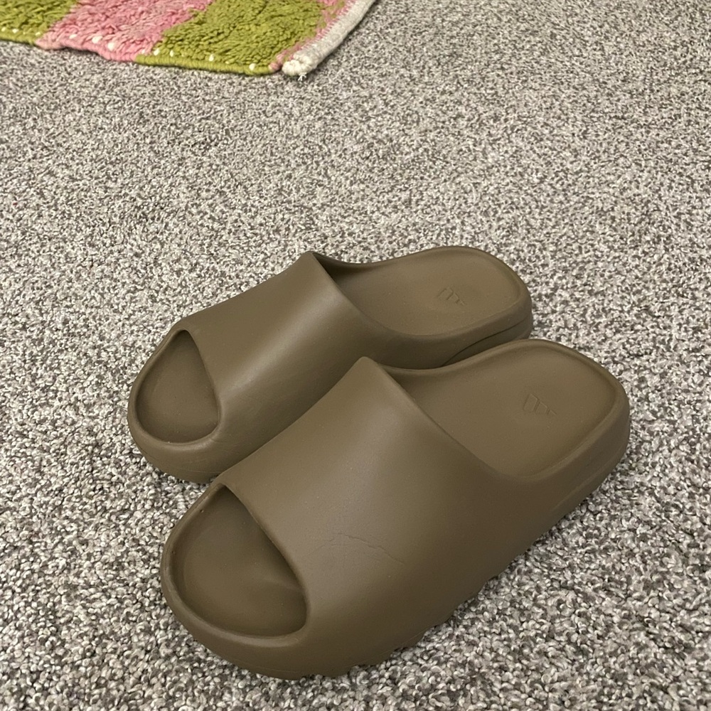 authentic yeezy slides in color “earth brown”